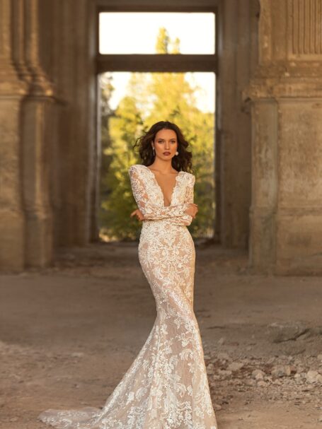 Low back wedding dress «Aivis» | WONA