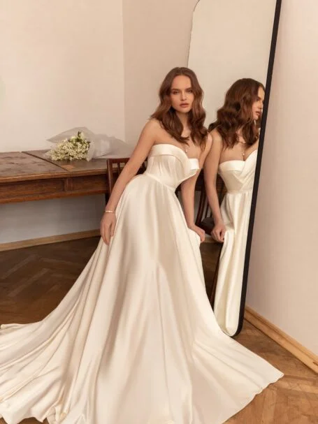 Low back wedding dress Anrie with detachable sleeves WONA