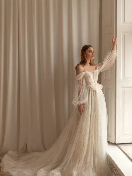 Closed wedding dress «Hardy» with belt | WONA