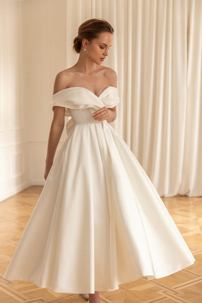 Low back wedding dress «sweet» with bow