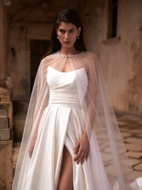 Low back wedding dress «Viva» with shoulder pads | WONA
