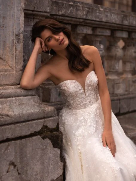 Low back wedding dress «Viva» with shoulder pads | WONA
