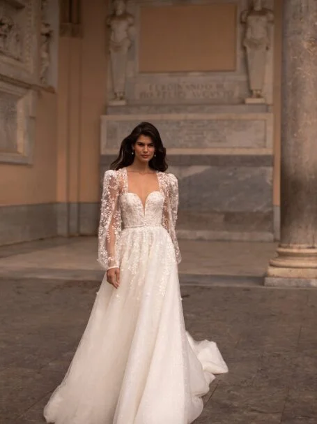 Low back wedding dress «Viva» with shoulder pads | WONA
