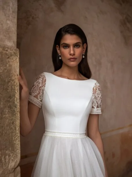 Closed wedding dress Elodie with bow | WONA