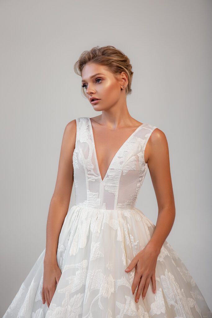 Boat wedding dress «Camilla» with bow | WONA