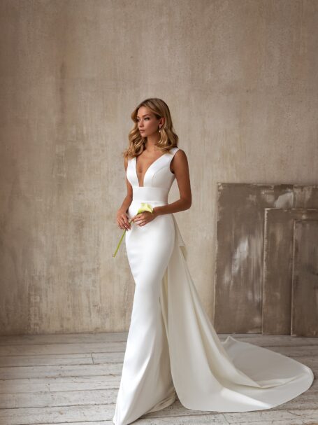 Low back wedding dress «Aivis» | WONA