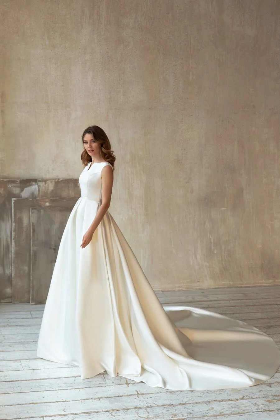Low back wedding dress Lidia | WONA