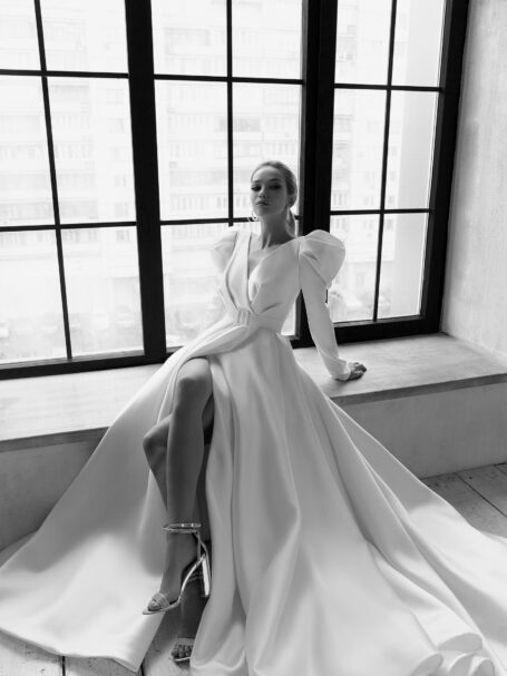 V-back wedding dress «Dana» | WONA