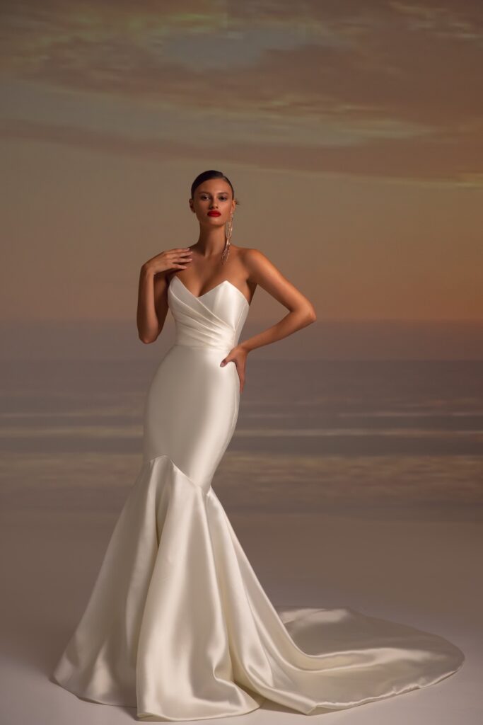 Low back wedding dress «allure»