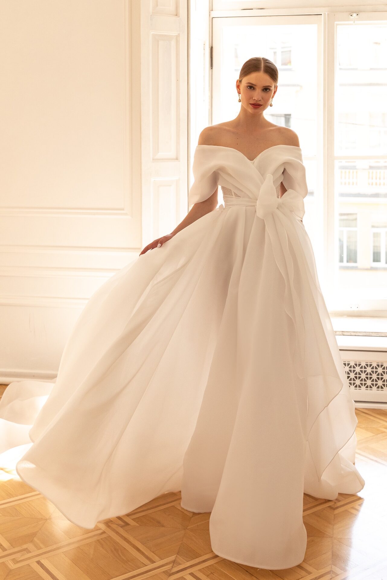 Low back wedding dress «darling» with short sleeves