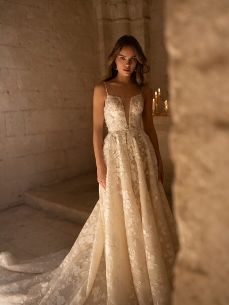 V-back wedding dress «Libra» | WONA