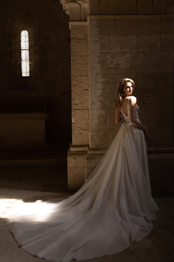 V-back wedding dress «Libra» | WONA