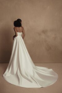 Lucia 4 wedding dress by woná concept from personality collection