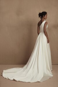 Rue 4 wedding dress by woná concept from personality collection