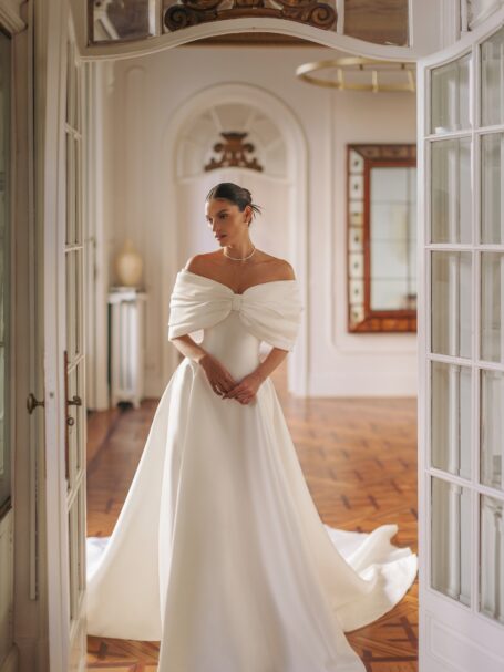 Straight wedding dress «Ramona» with veil | WONA