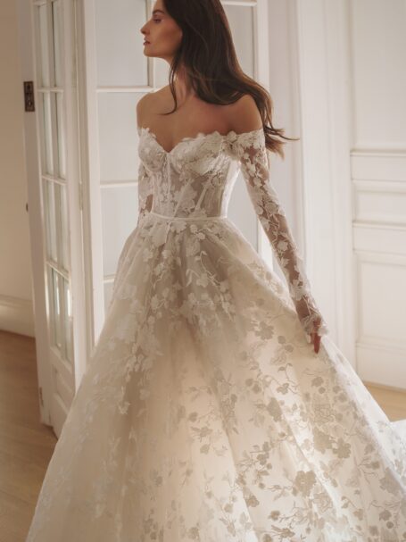 Straight wedding dress «Ramona» with veil | WONA