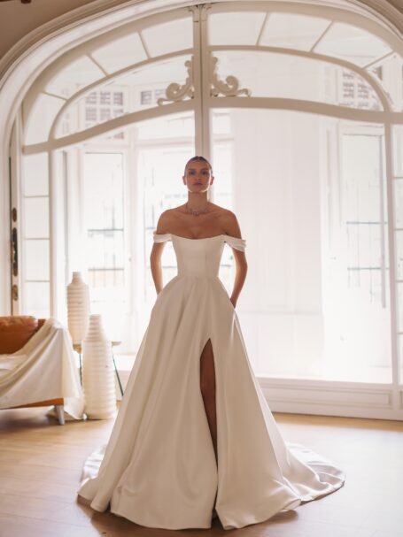 Straight wedding dress «Ramona» with veil | WONA